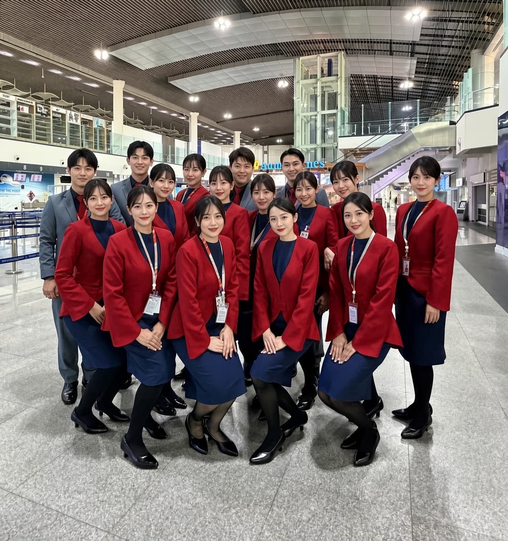 ยูนิฟอร์มลูกเรือ Siamwings Airlines สีแดงและกรมท่า ถ่ายภาพหมู่ในอาคารผู้โดยสาร
