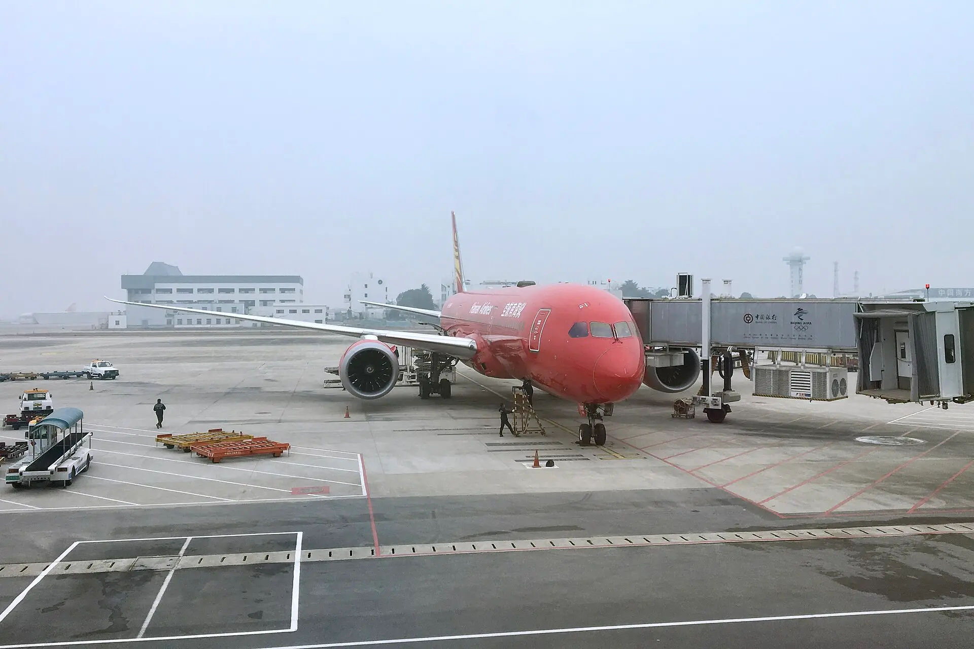 เครื่องบิน Boeing 787 ของ Hainan Airlines จอดเทียบงวงที่สนามบิน