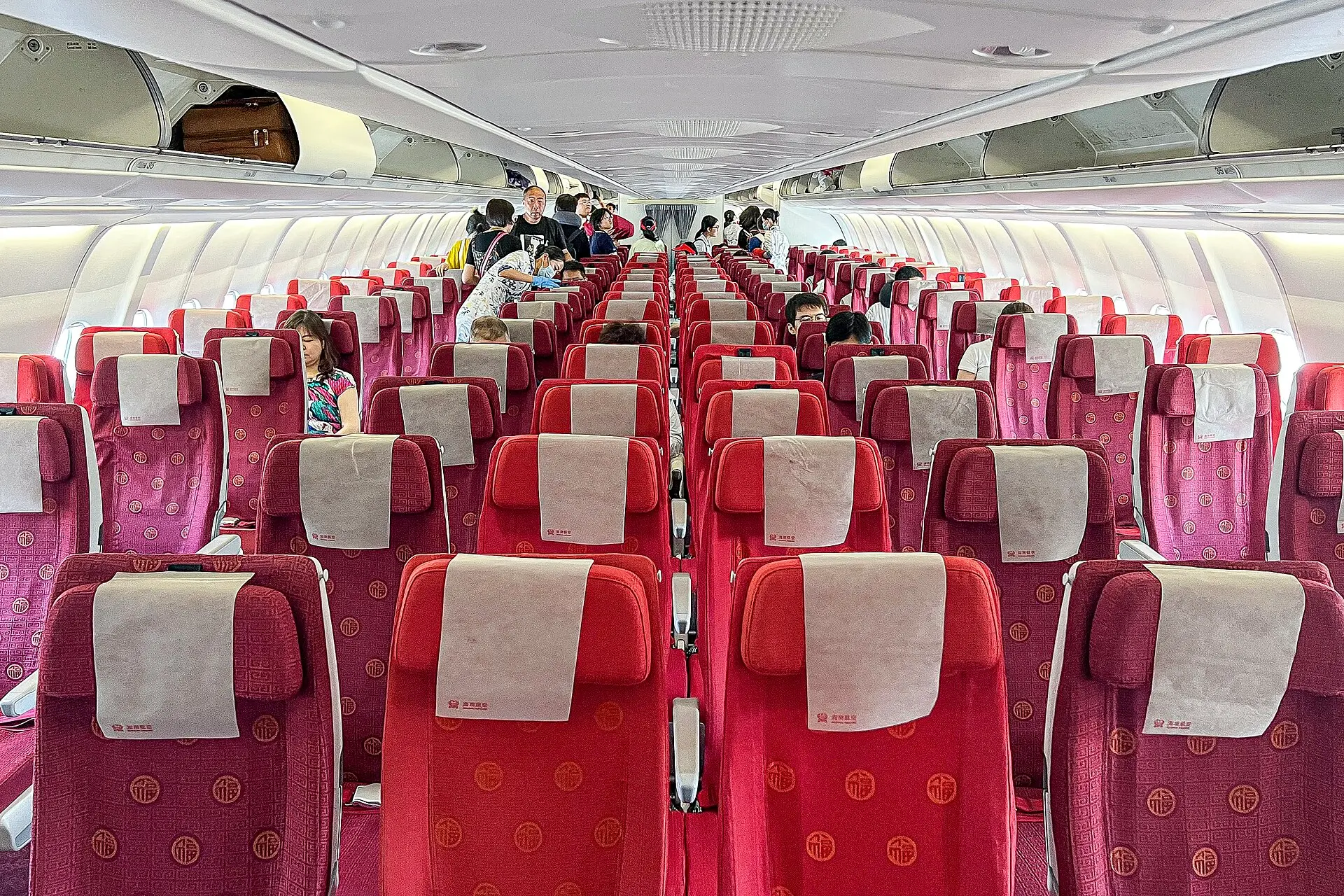ห้องโดยสารชั้นประหยัดของ Hainan Airlines เบาะสีแดง