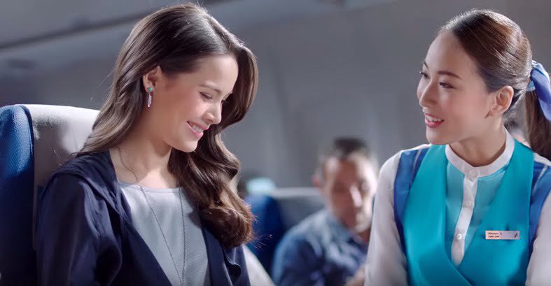 ลูกเรือ Bangkok Airways ดูแลผู้โดยสารบนเครื่อง