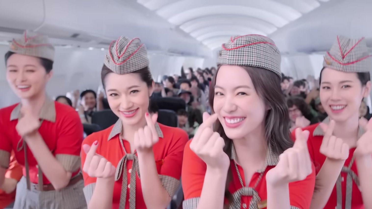 สี่คนในยูนิฟอร์มลูกเรือไทยเวียตเจ็ท ทำมือมินิฮาร์ทในห้องโดยสาร